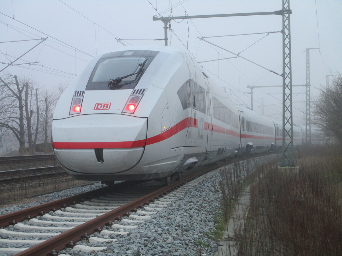 Der 7812 205 im vernebelten Bergen/Rügen am 02.März 2021.