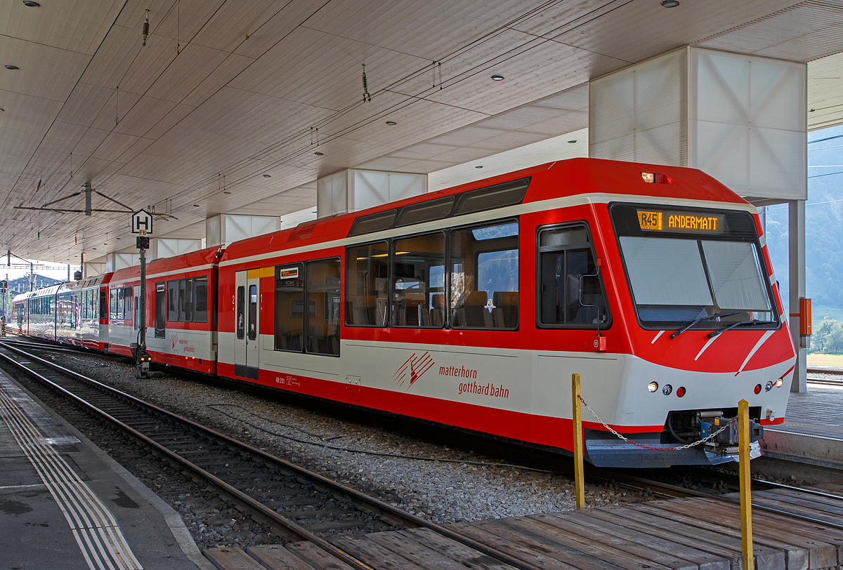 Der „KOMET“ MGB ABDeh 4/8 2025 ein Stadler Niederflur-Panoramatriebzug mit Zahnrad- und Adhsionsantrieb steht am 07.09.2021, mit vorangestellten Niederflur-Gelenksteuerwagen ABt 2131als Regionalzug (R 45) im Bahnhof Disentis/Mustr zur Abfahrt nach Andermatt bereit. 

Diese Triebzge, wie auch der ABDeh 4/10 un  der BDSeh 4/8 sind von Stadler gebaute elektrische Schmalspur-Niederflur-Panoramatriebzge, das Krzel steht fr „KOmfortabler MEterspur-Triebzug“.  Auch die Niederflurgelenksteuerwagen wurden 2015 in einer Serie von 4 Stck (ABt 2131 bis 2134) von Stadler fr die MGB fr den Einsatz der Komet-Triebzge gebaut.Ihre Bauweise entspricht so weit wie mglich auch derjenigen der Triebzge. Sie bestehen aus zwei Wagenksten. Der mit Fhrerstand weist nur die 1. Wagenklasse und ein Drehgestell auf,  er sttzt sich auf den zweiten Wagenkasten mit 2. Wagenklasse, WC und zwei Drehgestellen ab.

Der ABDeh 4/8 ist ein dreiteiliger Triebzug mit 1. und 2. Klasseabteil. Sie sind auf dem ganzen Stammnetz der MGBahn unterwegs sind. Der dreiteilige Komet hat auch die Zulassung fr grere Steigungen (Maximalsteigung 179 Promille) aufweisende Schllenenbahn (Andermatt–Gschenen). Die vierteiligen Kometen (ABDeh 4/10) haben diese Zulassung nicht.

Jeder Triebzug besteht aus einem hochflurigen, einstiegslosen, vierachsigen (angetriebenen) Triebwagen, davor und dahinter jeweil ein antriebsloses Element mit Niederflureinstiegen aufgesattelt sind.Der Triebwagen verfgt ber zwei zweiachsige Drehgestelle mit je einem Fahrmotor pro Achse. Der Antrieb erfolgt im reinen Adhsionsbetrieb ber die acht Rder der Triebdrehgestelle und im Zahnradbetrieb zustzlich ber vier Zahnrder fr die bei der MGB verwendete Zahnstangen Systems Abt. Die aufgesattelten Elemente besitzen jeweils nur ein Lauf-/Bremsdrehgestell am ueren Wagenende und sttzen sich am anderen Ende auf den Mittelwagen/Triebwagen ab. Alle Drehgestelle sind luftgefedert. Die hochflurigen Bereiche des Triebzuges verfgen ber Panoramafenster. 

Dank einer automatischen Mittelpufferkupplung vom Typ FK (Schwab FK-9-6) knnen die Triebzge in Mehrfachtraktion der unterschiedlichen KOMETen und den passenden Steuerwagen (Niederflur-Gelenksteuerwagen ABt 2131–34 und Gepck-Steuerwagen BDkt 2231–33) fahren, was eine Anpassung an die Kapazittsbedrfnisse ermglicht.



TECHNISCHE DATEN des ABDeh 4/8:
Anzahl Fahrzeuge: 8 Stck (Nummer 2021-2028)
Spurweite:  1.000 mm
Achsanordnung: 2‘Bo‘Bo‘2‘
Lnge ber Kupplung: 56.664 mm
Fahrzeugbreite:  2.650 mm
Fahrzeughhe: 3.950 mm
Dienstgewicht, tara: 77,0 t
Achsabstand im Triebdrehgestell: 2.540 mm
Achsabstand im Lauf-/Bremsdrehgestell: 1.800 mm
Triebraddurchmesser (neu): 796 mm
Laufraddurchmesser (neu): 685 mm
Teilkreis-Durchmesser Zahnrad: 688 mm
Fubodenhhe Niederflurbereiche: 415 mm
Fubodenhhe Hochflurbereiche: 950 mm bzw. 1100 mm
Einstiegbreite: 1.600 mm
Sitzpltze: 1. Klasse 30 / 2. Klasse 114 
Dauerleistung am Rad: 1.000 kW
Max Leistung am Rad: 1.300 kW
Anfahrzugskraft: 200 kN
Stundenzugkraft: 150 kN
Hchstgeschwindigkeit:  80 km/h (Adhsion) / 40 km/h (Zahnrad)
Zahnradsystem:  Abt (2 Lamellen)
Anzahl Antriebszahnrder: 4
Speisespannung: 11 kV, 16.7 Hz

TECHNISCHE DATEN des ABt (Steuerwagen):
Anzahl Fahrzeuge: 4 Stck (ABt 2131 bis 2134)
Baujahr: 2015
Spurweite:  1.000 mm
Achsanordnung: 2‘+2‘2‘
Lnge ber Kupplung: 
Leergewicht: 35,5 t
Dienstgewicht (max.): 43,2 t
Sitzpltze: 82 (ges. 1. und 2)
Stehpltze: 20

Quellen: Stadler Rail, Wikipedia und eigene Sichtung