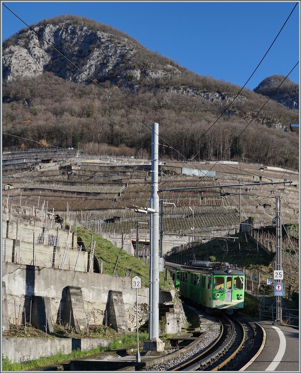 Der A-L BDeh 4/4 301 mit Bt verlässt Aigle Dépôt und fährt in Richtung Leysin weiter. 

27. Jan. 2024