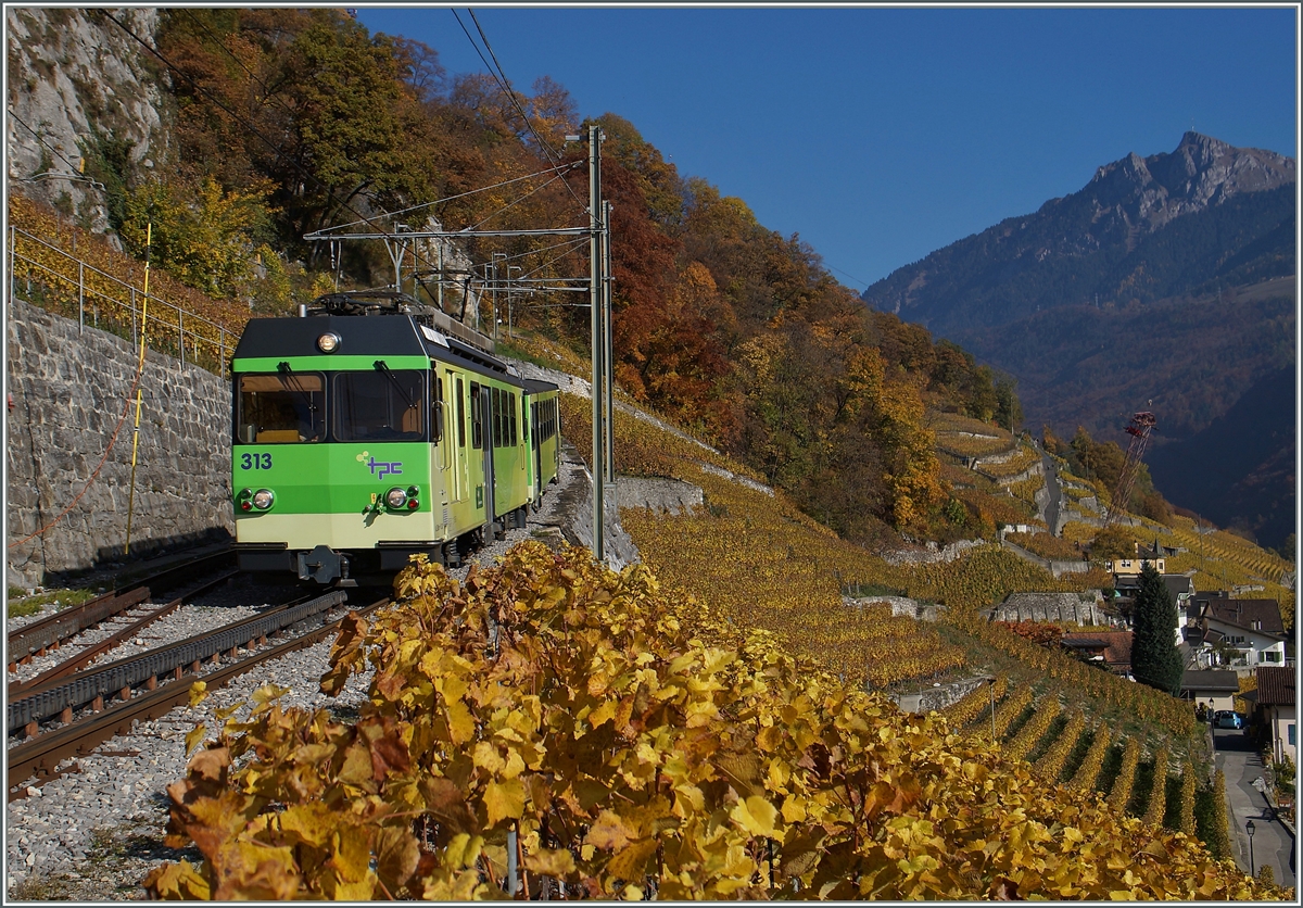 Der A-L BDeh 4/4 313 mit Bt erreicht von Leysin kommend den Halt Fontannay.
1. Nov. 2015