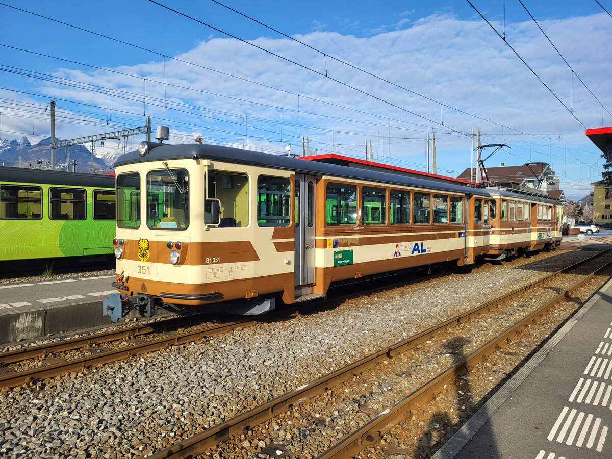 Der A-L Regio R70 325 bestehend aus dem führenden Bt 352 und dem schiebenden BDeh 4/4 301 ist von Leysin kommend in Aigle angekommen.
17. Feb.2024 