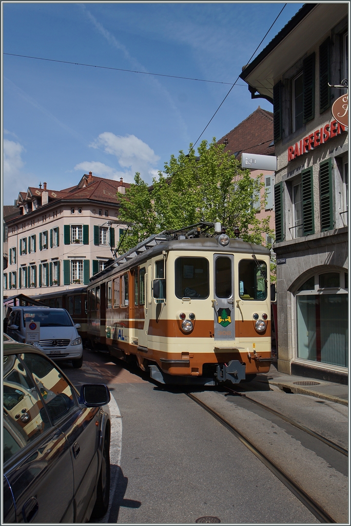 Der A-L Regionalzug 235 auf der Fahrt nach Leysin bei der hindernisreichen Fahrt durch die Altstadt von Aigle.
9. Mai 2015