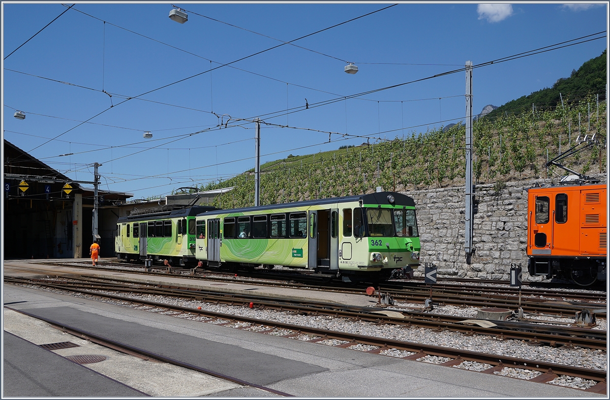 Der A-L Regionalzug Leysin - Aigle wendet im Dépot von Aigle A-L für die Weiterfahrt nach Aigle (Bahnhof) die Fahrtrichtung. 

29. Mai 2020