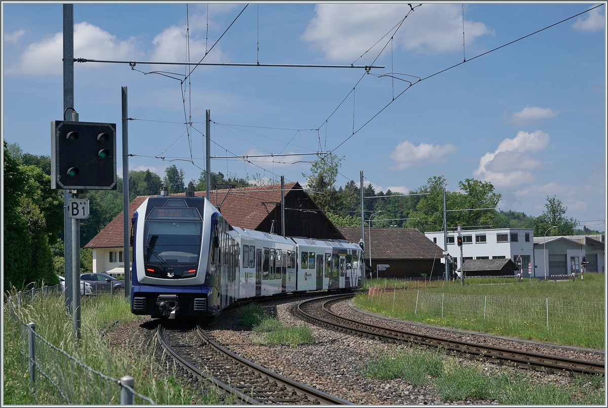 Der AAR ABe 4/12 73  Saphir  verlässt Gontenschwil in Richtung Aarau. 

14. Mai 2022