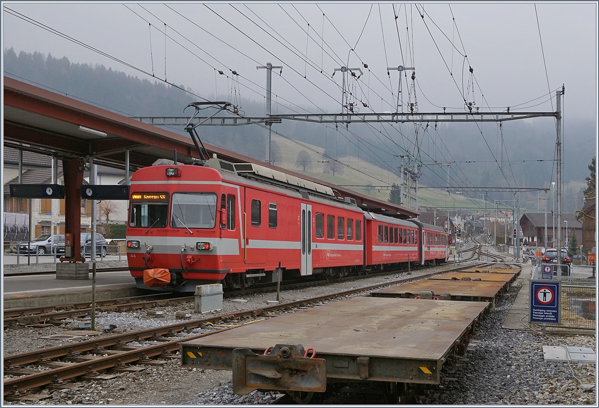 Der AB BDe 4/4 44 fährt in Appenzell nach Gossau ab.
17. März 2018