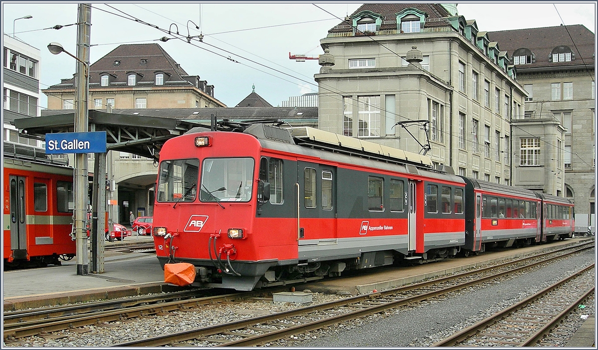 Der AB BDeh 4/4 12 wartet in St.Gallen auf die Abfahrt nach Appenzell.
8. Feb. 2007