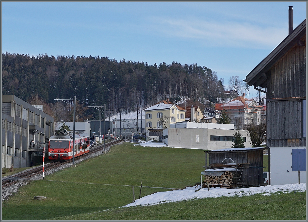 Der AB RHB BDeh 3/6 25 erreicht von Rorschach kommend in Kürze den Bahhof von Heiden.

23. März 2021