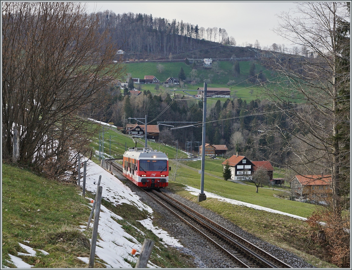 Der AB RHB BDeh 3/6 25 erreicht von Rorschach kommend in Kürze Heiden.

23. März 2021
