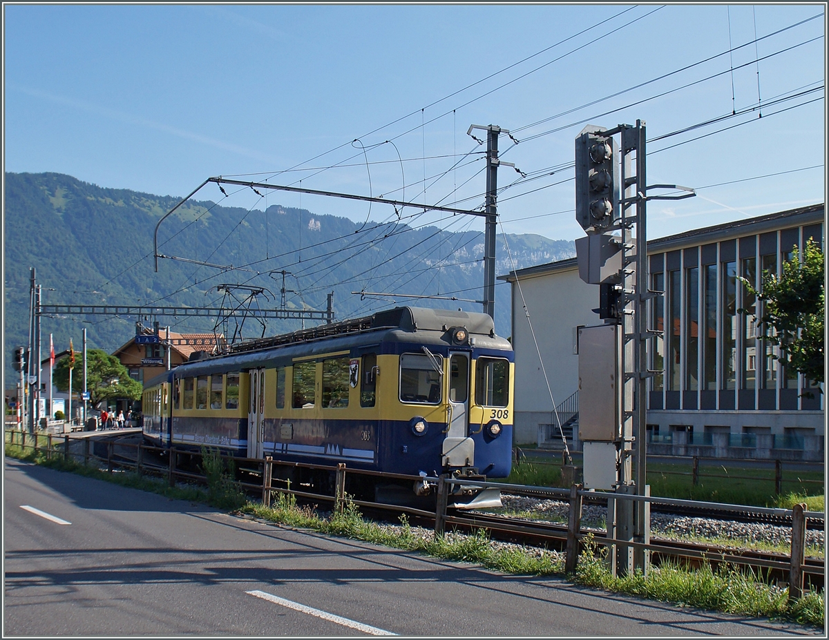 Der ABDe 4/4 308 der BOB verlässt mit vierzehenteiligen Regionalzug von Interlaken nach Lauterbunnen und Grindelwald den ersten Halt Wilderswil. 
12. Juli 2015