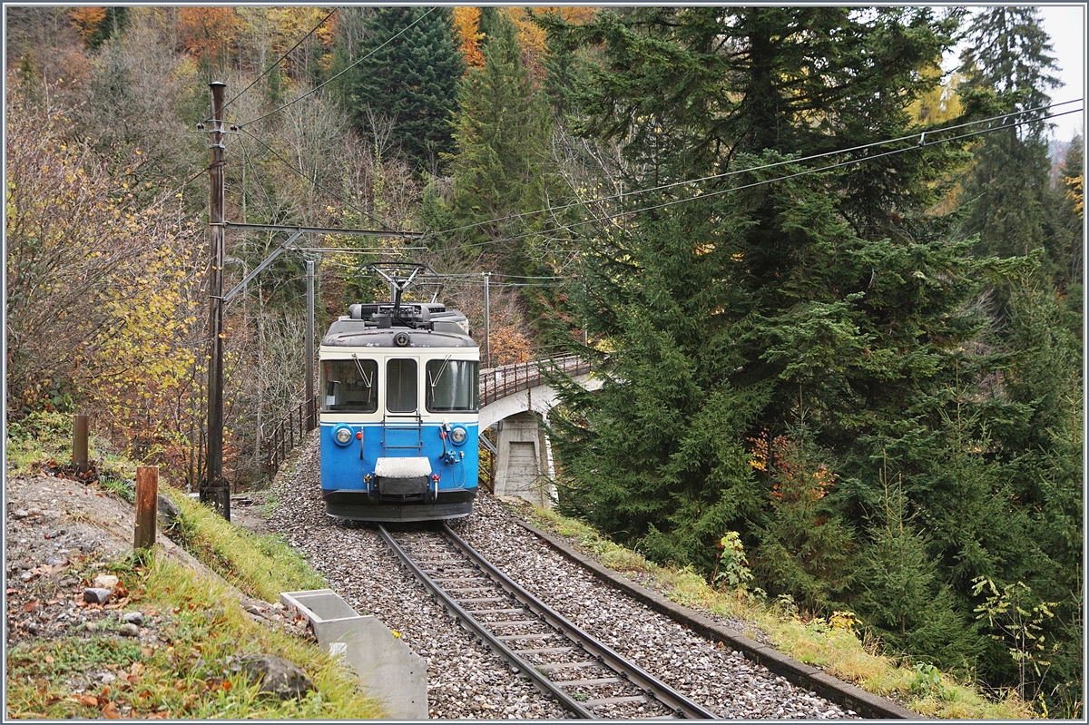 Der ABDe 8/8 4001 SUISSE zwischen Sendy Sollard und Les Avants.
11. Nov. 2017