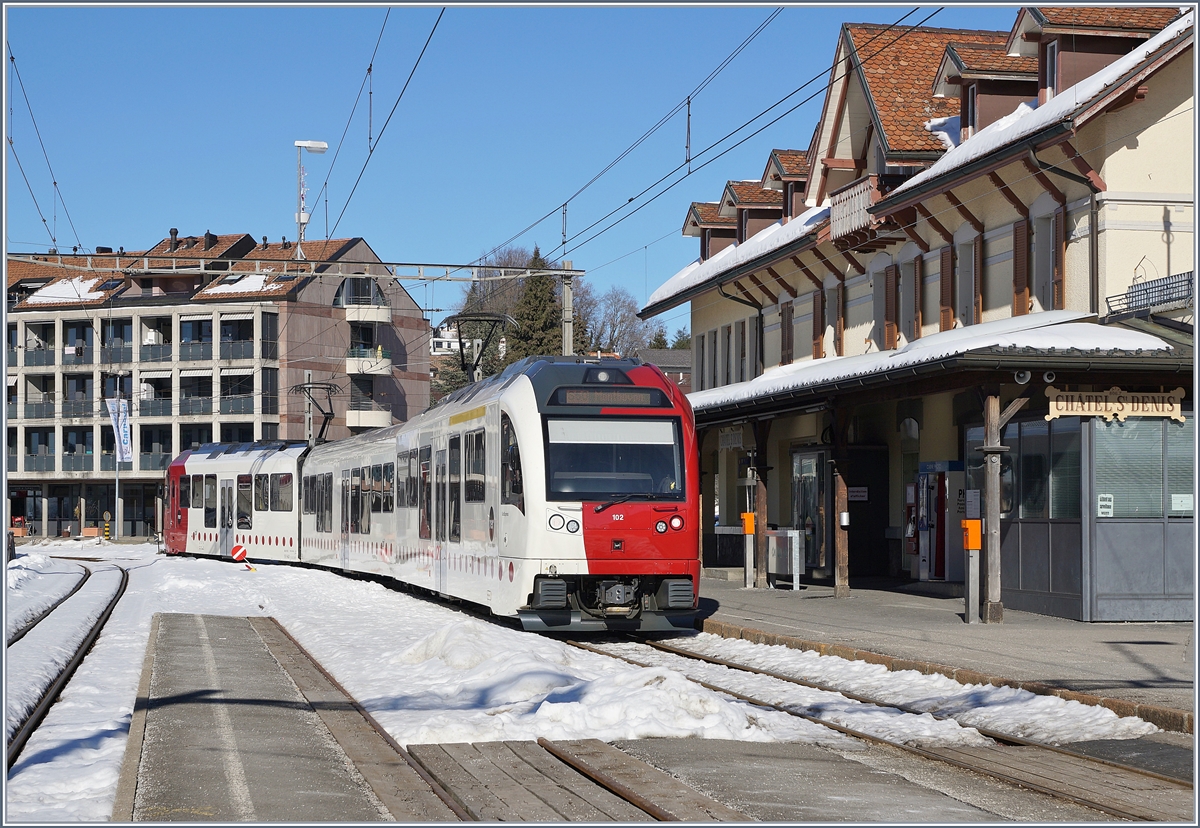 Der ABe 2/4 + B + Be 2/4 102 erreicht als S 50 von Palézieux kommend Châtel St-Denis.

15. Feb. 2019