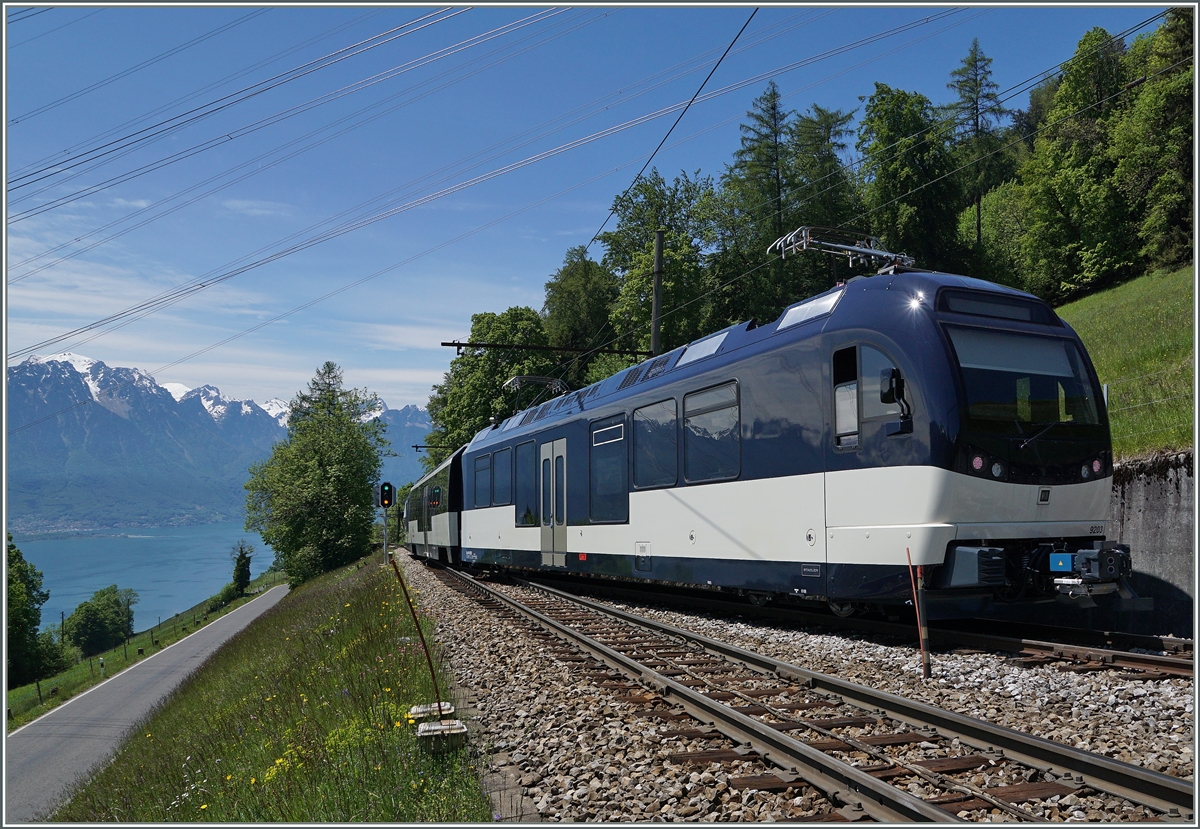 Der ABe 4/4 9303 und Be 9203 (Serie 9000)  Alpina  mit einem Mittelwagen unternehmen Testfahrten. Sendy-Sollard, den 25. Mai 2016