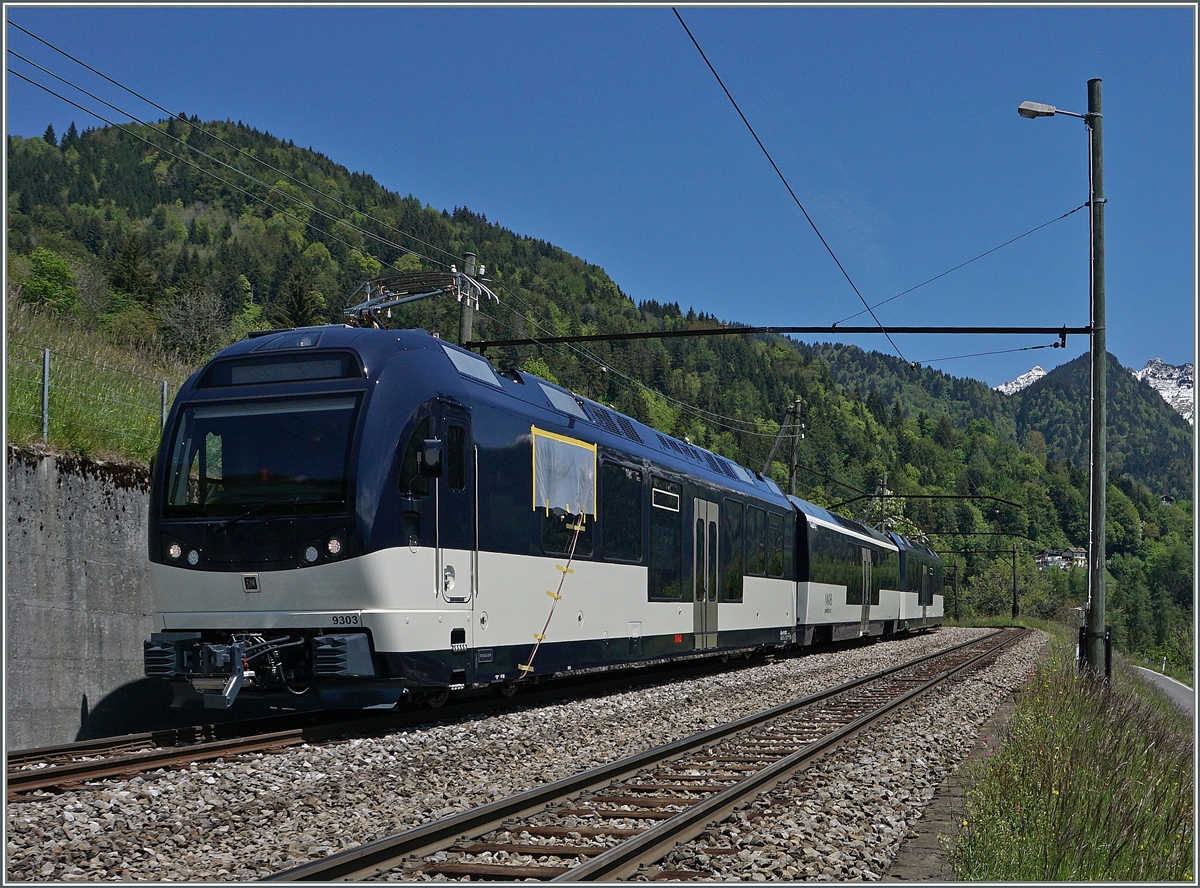 Der ABe 4/4 9303 und Be 9203 (Serie 9000)  Alpina  mit einem Mittelwagen unternehmen Testfahrten.
Sendy-Sollard, den 25. Mai 2016