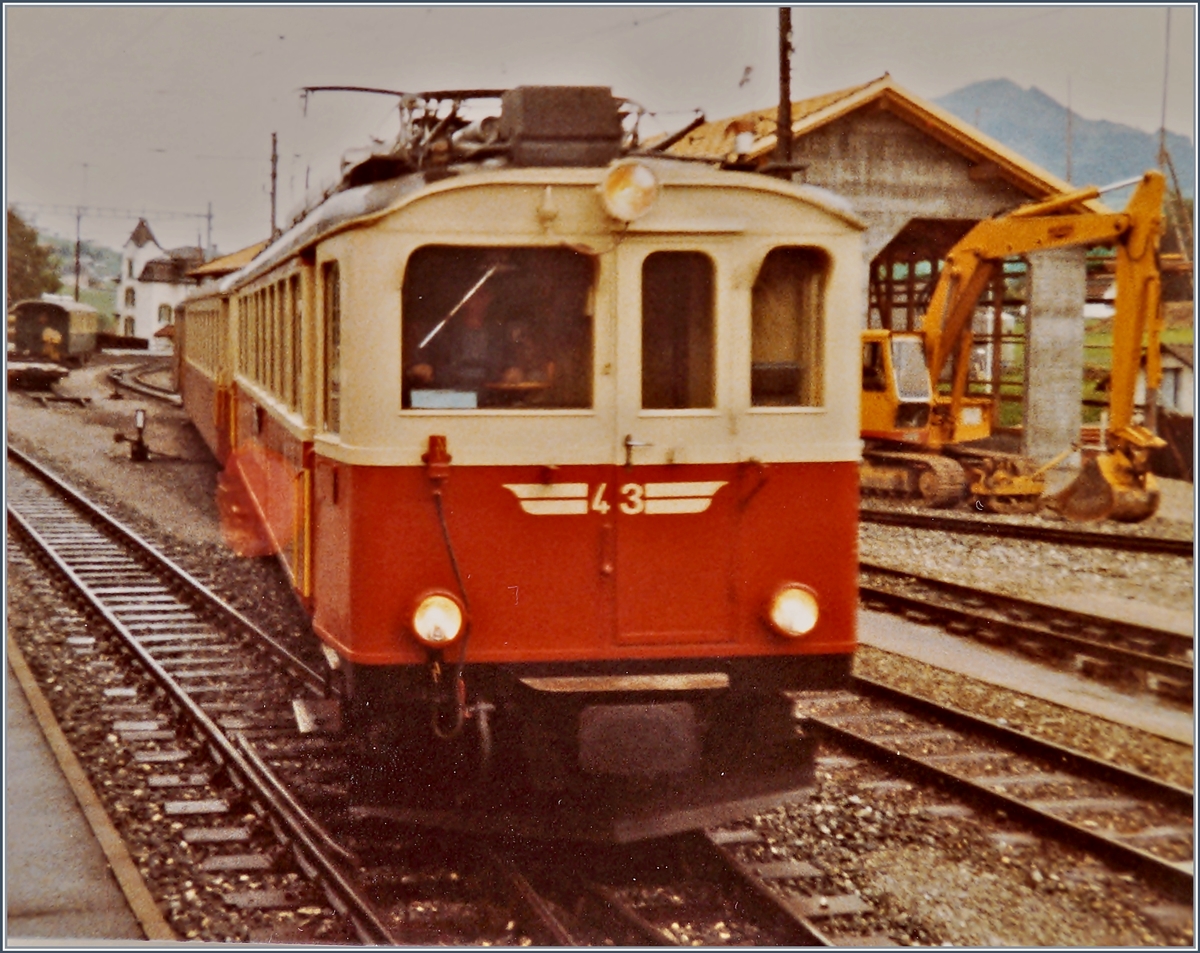 Der ABe 4/4 N 43 erreicht Appenzell. Wenn ich mich nicht tusche ist dieser Triebwagen erhalten geblieben und verkehrt als Museumsfahrzeug im Ablieferungszustand von 1933 als BCe 4/4 N 30. 
110 Film / Sept. 1983
