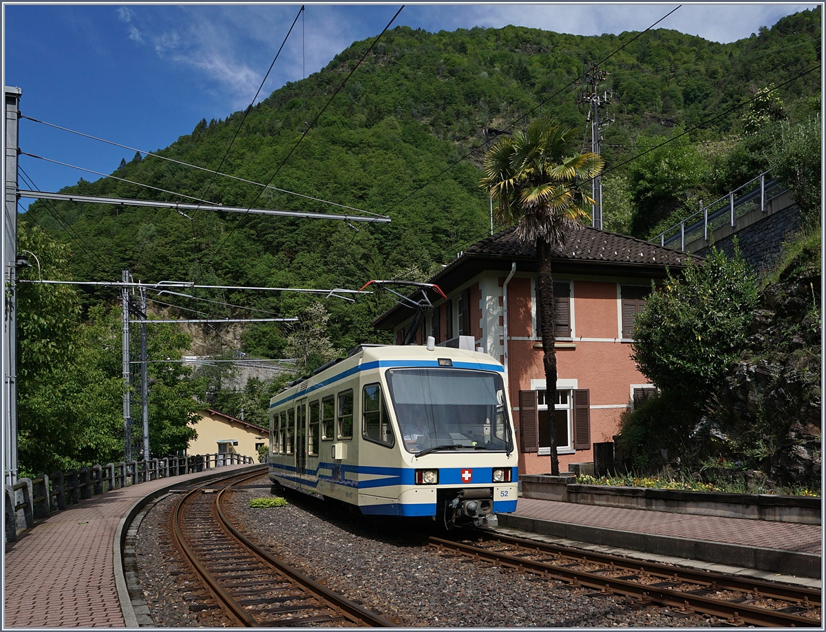 Der ABe 4/6 52/53 auf dem Weg von Camedo nach Locarno beim Halt in Verdasio.
20. Mai 2017