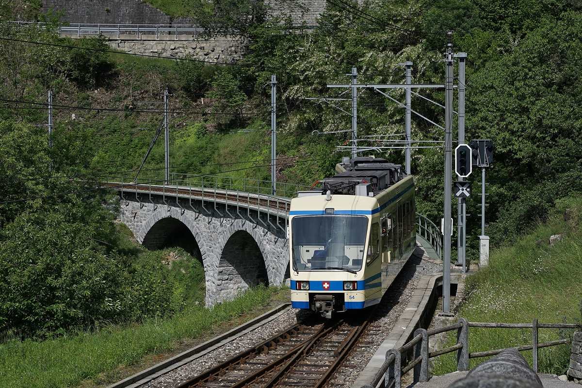 Der ABe 4/6 54 verlässt Verdasio Richtung Camedo.
20. Mai 2017