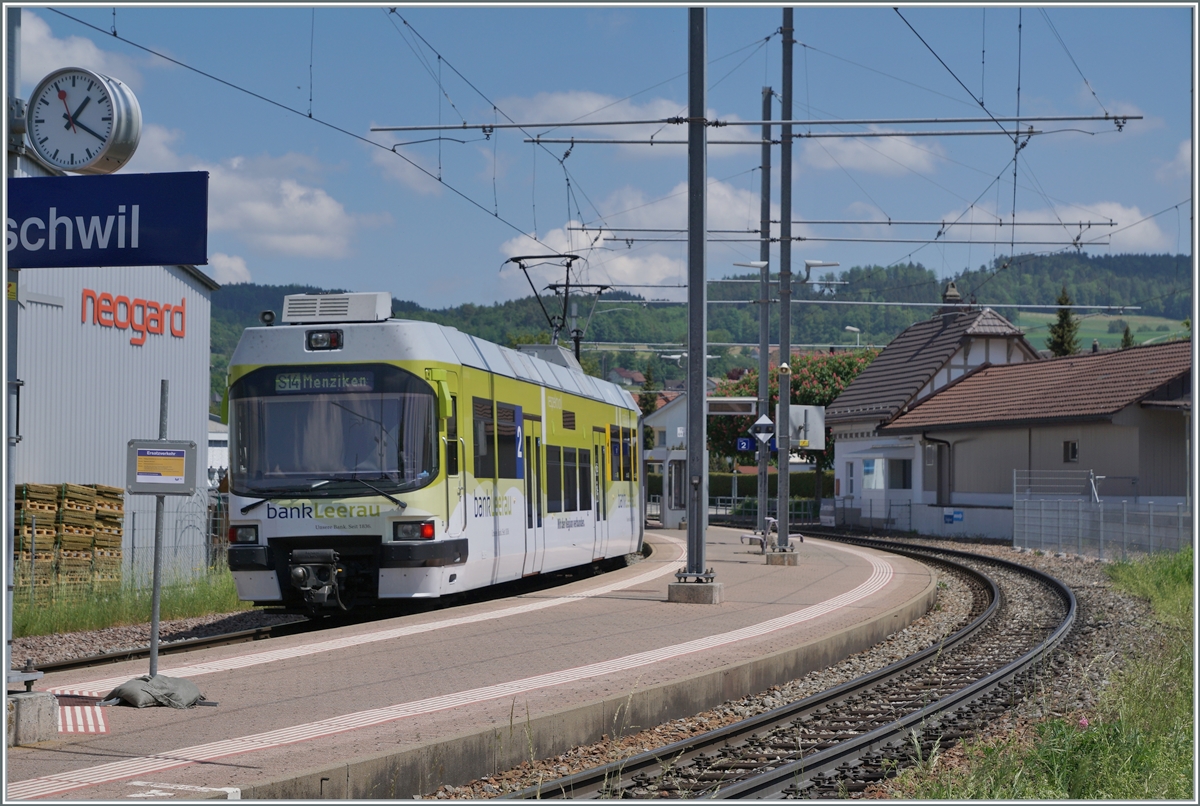 Der ABe 4/8 beim Halt in Gontenschwil. 

14. Mai 2022