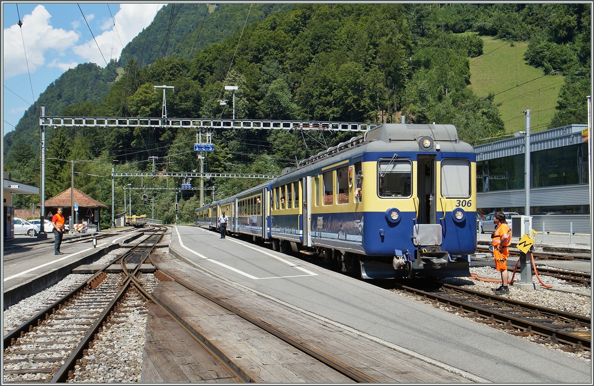 Der ABeh 4/4 306 waretet mit seinem Zug  auf die Abfahrt nach Grindelwald. Der Blick des Personals gilt nicht etwa dem Fotogarfen sondern Reisenden welche in Interlaken in den  Lauterbrunnen-Zug  einstiegen und nun relativ wenig zügig umsteigen und somit den Zugsverkehr verspäten.
7. August 2015