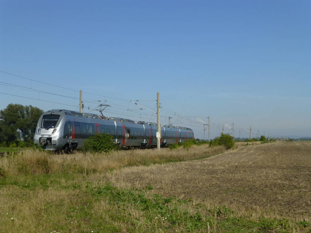 Der Abellio-Talent 9442 307 auf Testfahrt hat in Erfurt gewendet und ist nun bei Stotternheim auf dem Weg nach Norden, 2.10.15.