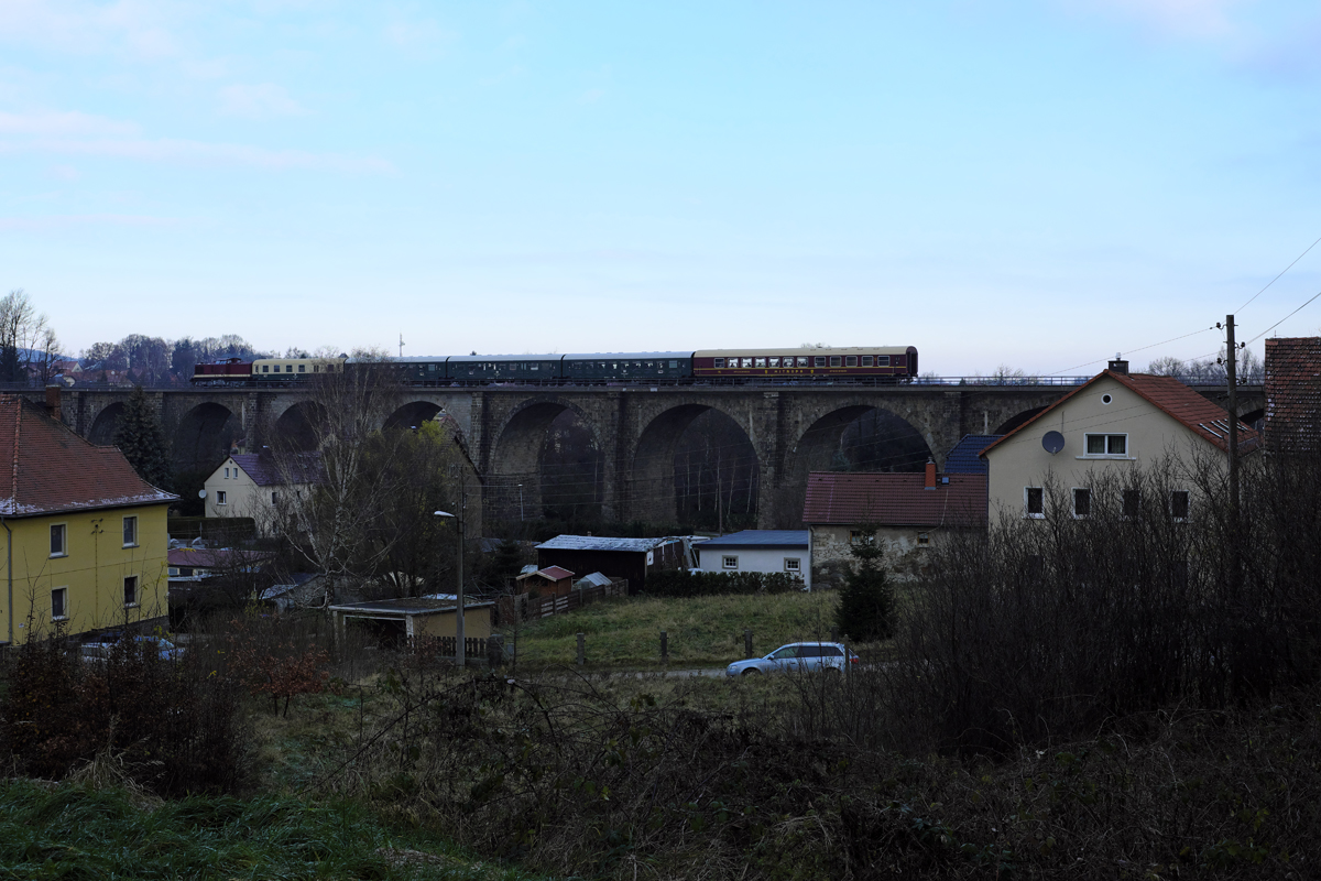 Der Advent-Sonderzug der ostsächsischen Eisenbahnfreunde aus Löbau verkehrte 2017 wieder mit der vereinseigenen 112 331-4.

Am Viadukt von Demitz-Thumitz wurde er am Vormittag des 03. Dezember bei jahreszeitlich geprägter Vegetation, sowie Lichtsituation fotografiert.
