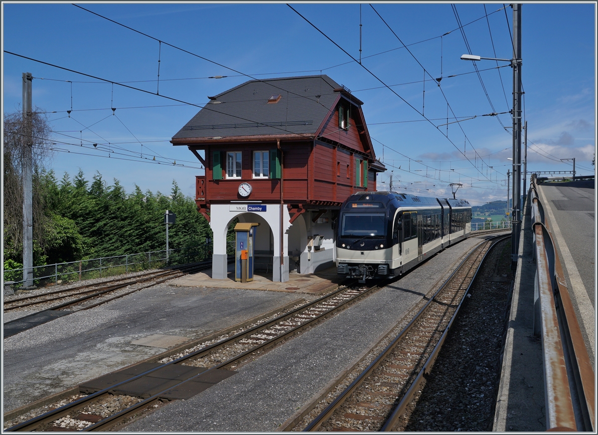 Der äußerst gelungen renovierte Bahnhof von  Chamby mit dem CEV MVR ABeh 2/6 7504  VEVEY  Montreux. 

26. Juni 2021