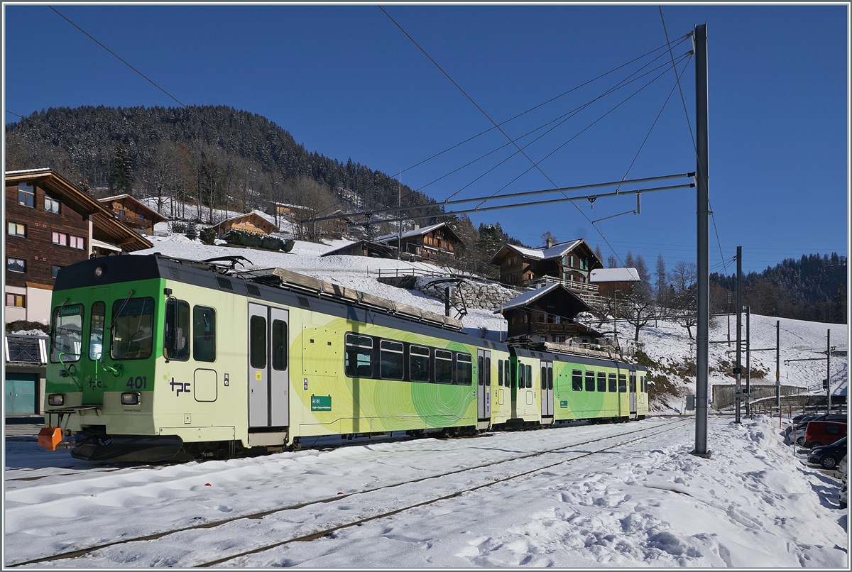 Der von Aigle in Le Sépey einfahrende ASD Regionalzug nach Les Diablerets besteht zwar nur aus den beiden Triebwagen BDe 4/4 401 und 402, und doch hatte er auf dem Bild kaum Platz gefunden.

11. Jan. 2021