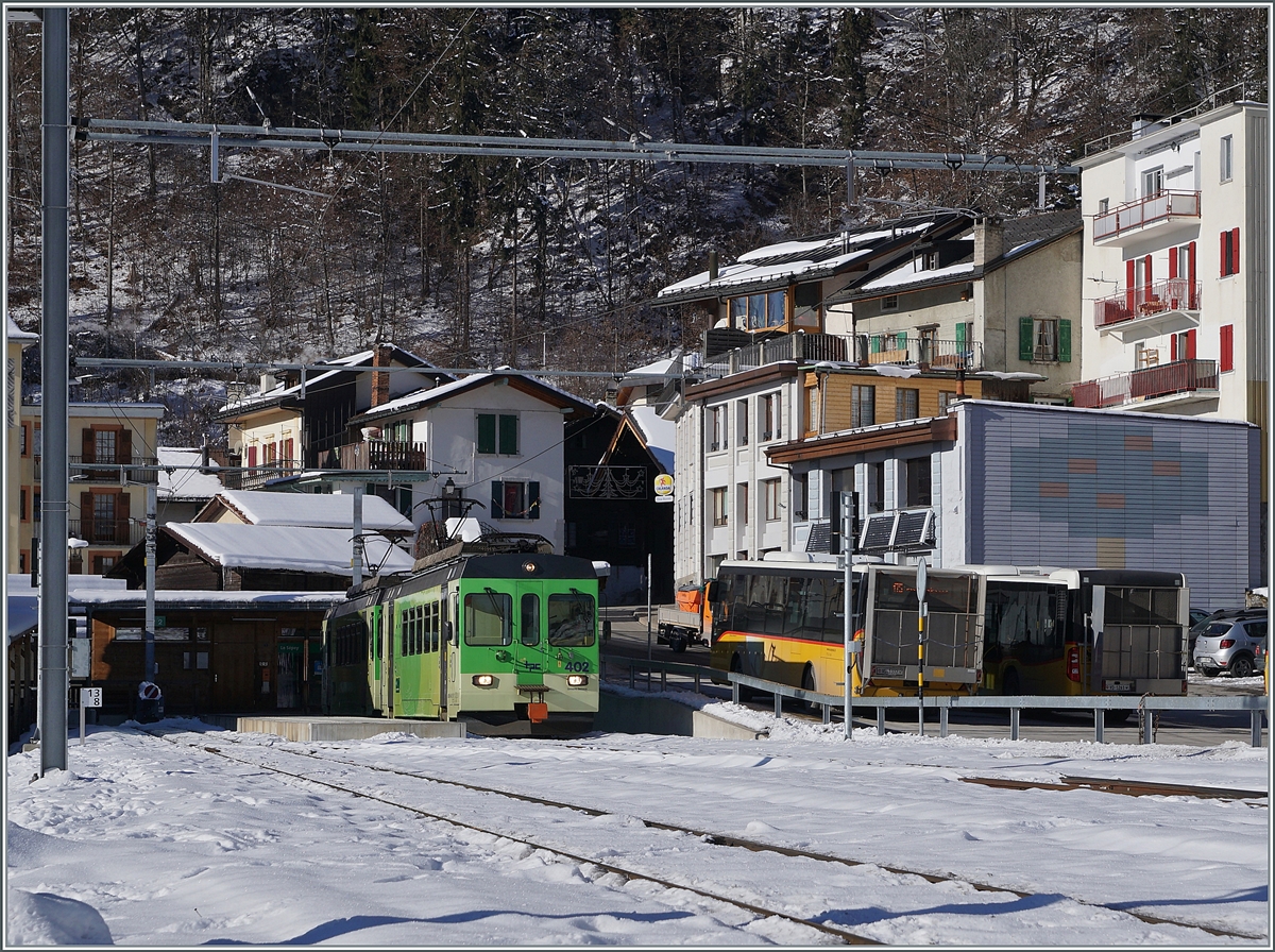 Der von Aigle in Le Sépey eingefahrend ASD Regionalzug nach Les Diablerets, bestehend aus den beiden Triebwagen BDe 4/4 402 und 401 wartet im kleine Kopfbahnhof auf die Weiterfahrt nach Les Diablerets. 

11. Jan. 2021