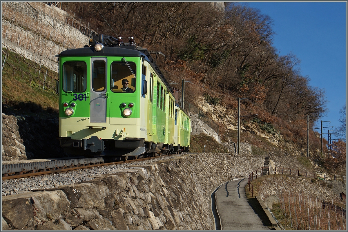 Der AL BDeh 4/4 3012 in seiner neuen TPC Farbgebung oberhalb von Aigle. 
25. Jan. 2016