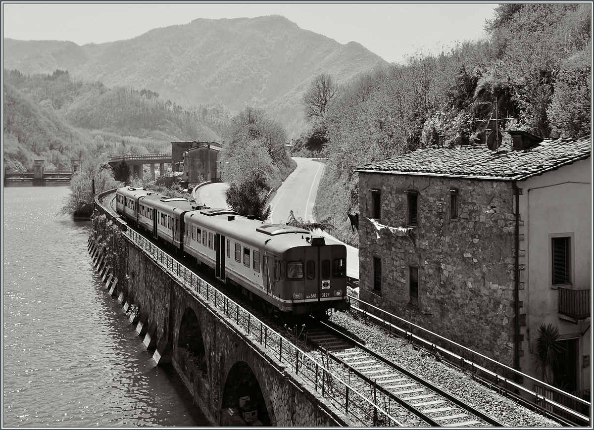 Der ALe 688 3197 hat mit zwei Ale 663 den Halt Borgo a Mozzano verlassen. 
20. April 2015 