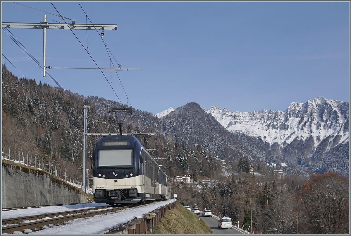 Der Alpina MOB ABe 4/4 9302 und ein weiterer an der Spitze des Zugs sind in Sendy-Sollard auf dem Weg nach Zweisimmen.

9. Jan. 2021