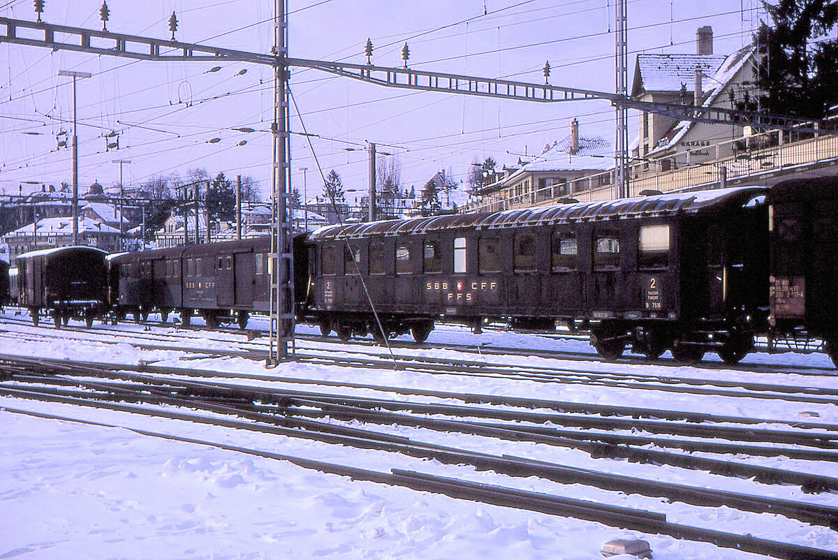 Der Altbauwagen B 7516 in Bern. Er trägt - für einen Inlandwagen eher ungewöhnlich - die Anschrift in allen drei Landessprachen. Dieser genietete Wagen stammt aus der Serie 7501-7573 (20-03 100...169), gebaut 1929-1930. Als kleines Detail fällt der Vorhang in einem Fenster auf, der wie damals üblich braun war, ich glaube auch mit Schweizerkreuzmusterung. 17.Februar 1969. 