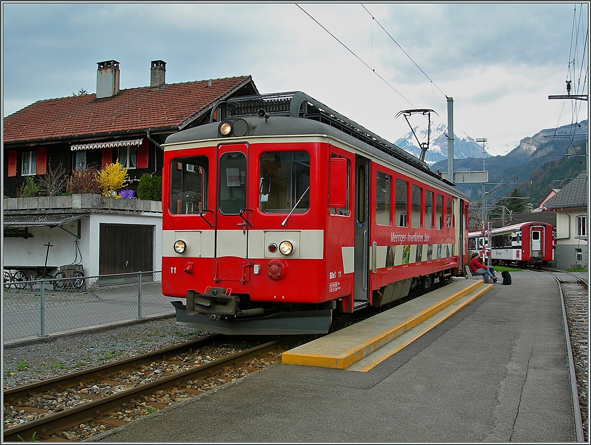 Der  alte  Bahnhof der MIB in Meiringen. Erst seit etwa drei Jahren können die Gleichstromzüge bis in den Wechsestrombahnhof Meiringen der Brünigbahn einfahren.
23. April 2006
 