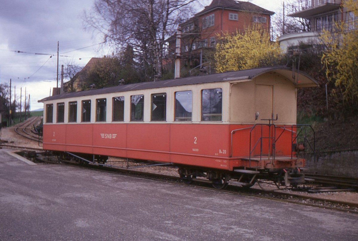 Der alte Vierachspersonenwagen 20 der SNB in Wiedlisbach, 26.April 1970.  