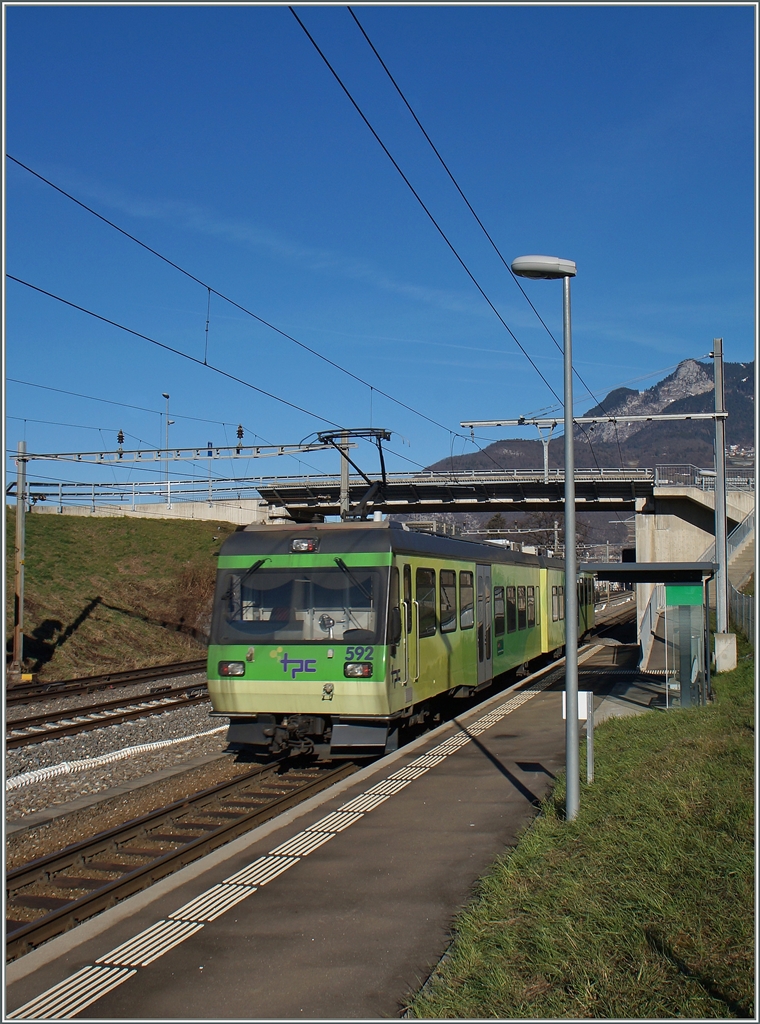 Der AOMC Beh 4/8 592 beim Halt in Aigle Hôpital. 
25. Jan. 2016