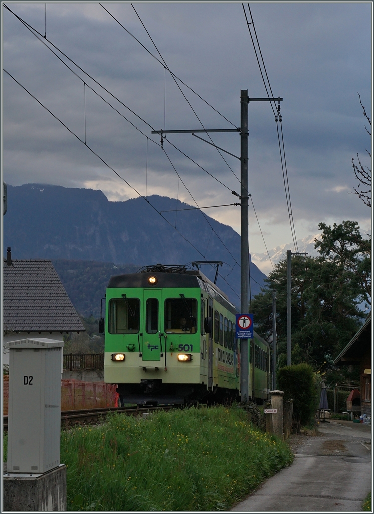 Der AOMC Regionalug 19 mit dem BDeh 4/4 501 erreicht Ollon.
7. April 2016