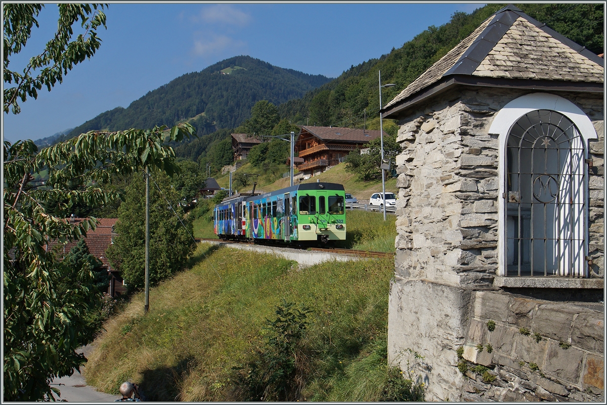 Der AOMC Regionalzug 30 verlässt Troitorrents Richtung Champéry.
11. August 2015