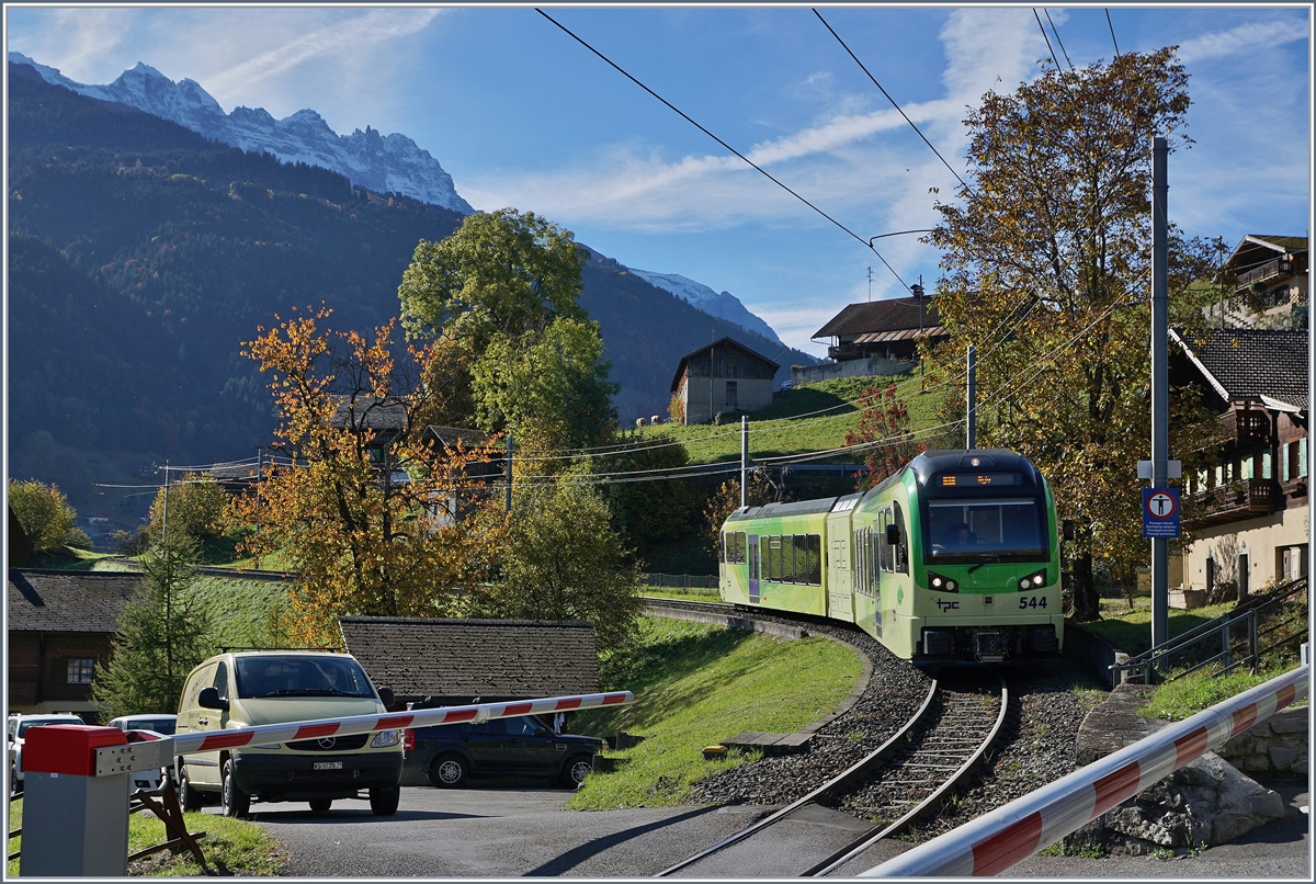 Der AOMC TPC GTW Be 2/6 544 auf der Fahrt nach Aigle erreicht den Halt Croix de Nant.
28. Okt. 2016