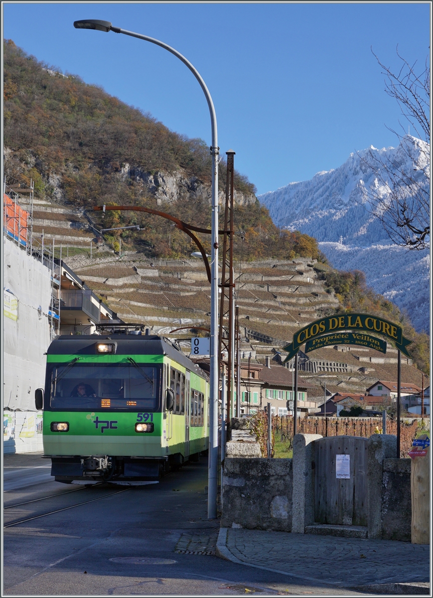 Der AOMC/ASD Beh 4/8 591 ist als Regionalzug 431 von Les Diablerets nach Aigle unterwegs und erreicht in Kürze die Haltestelle Aigle-Place-du-Marché (ASD). Auf diesem Abschnitt fährt der Zug mitten auf der Strasse und weiterhin unter der wohl aus der Eröffnungszeit stammenden Fahrleitungsanlage.

3. Dezember 2023