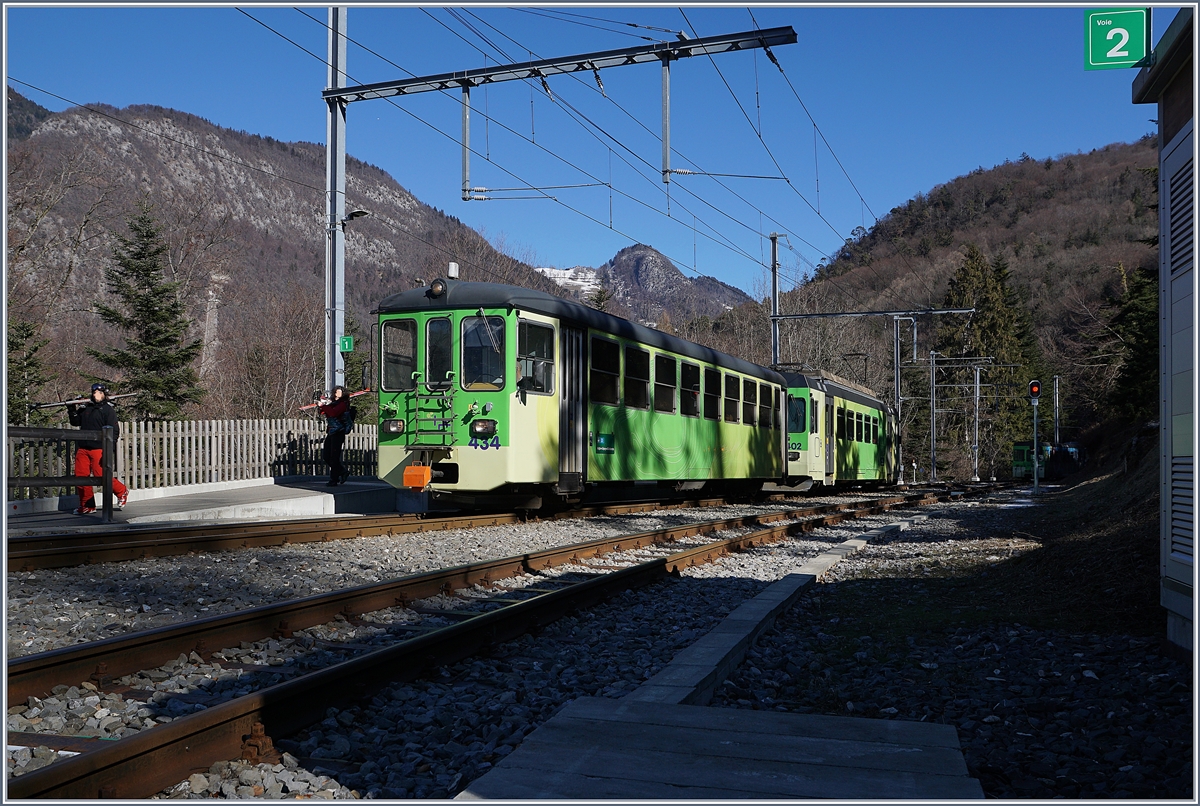 Der ASD BDe 4/4 402 erreicht mit seinem Bt 434 den Bahnhof Verschiez, der vor kurzem neu gestaltet wurde. Im Schatten im Hintergrund ist schwach ein AOMC Bt zu erkennen, dahinter sind noch drei AOMC BDeh 4/4 abgestellt.

17. Feb. 2019