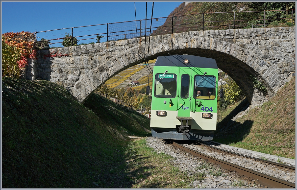 Der ASD Be 4/4 404 schlpft bei Aigle unter einer Brcke durch. 
28.10.2016