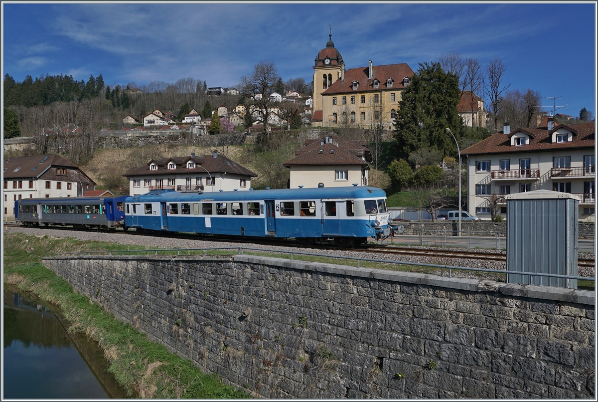 Der  Assosiation l'autrail X2800 du Haut Doubs  X 2816 mit seinem unpassenden Beiwagen erreicht im Rahmen einer Ostersonderfahrt in Kürze sein Ziel Morteau. 

16. April 2022 