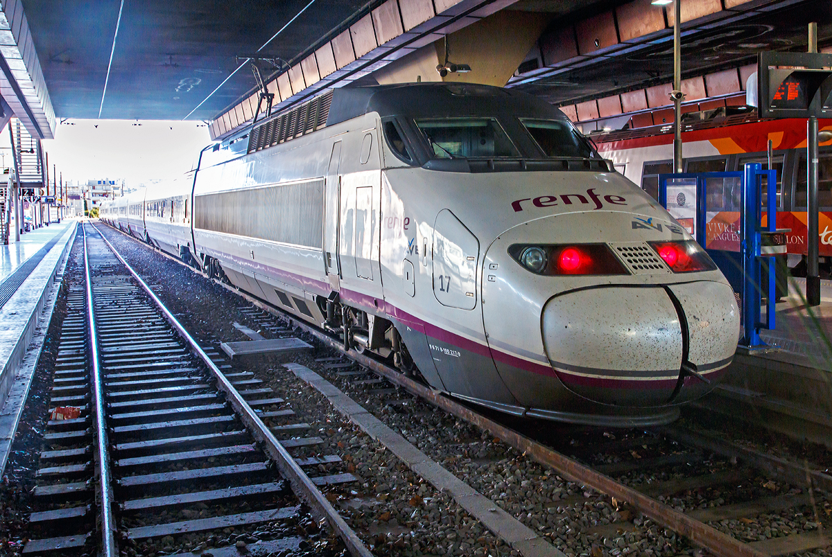 
Der AVE (Alta Velocidad Española) Tz 17 (96 71 9-100 217-9) der RENFE steht am 27.03.2015 im Bahnhof Marseille-Saint-Charles.

1992 begann in Spanien das Hochgeschwindigkeitszeitalter. Die Eisenbahngesellschaft RENFE orderte beim französischen TGV-Hersteller GEC Alsthom 18 AVE-Züge, die vom TGV Atlantique abgeleitet wurden und viele Jahre lang auf der Schnellfahrstrecke  Madrid – Sevilla  ihren Dienst verrichteten. Im Jahr 2010 erhielten die fast baugleichen breitspurigen Euromed-Züge der Serie 101 Normalspurdrehgestelle. Damit wurden sie zur AVE-Flotte der Serie 100 hinzugefügt. Zehn der nun insgesamt 24 Garnituren hat die RENFE für den internationalen Einsatz nach Frankreich umbauen lassen. 

Im Prinzip entspricht der AVE der Serie 100 dem TGV der zweiten Generation, gerade im Hinblick auf die technischen Elemente. Zwischen den beiden Triebköpfen mit jeweils maximal 4.400 Kilowatt Antriebsleistung befinden sich jedoch nur acht statt zehn Mittelwagen. Dadurch ist der Zug in der Lage, auf der lang anhaltenden Steigung von Cordoba hinauf in die 600 Meter höher gelegene Sierra Morena wenigstens eine Geschwindigkeit von 250 km/h beizubehalten. Interessanterweise übernahm man nicht das in Frankreich übliche Zugbeeinflussungssystem  TVM , sondern die deutsche Linienzugbeeinflussung. Das war sicherlich nur ein kleiner Trost für die deutsche Bahnindustrie, die nicht mit ihrem ICE gegenüber dem TGV punkten konnte. 

Modifizierungen im Außen- und Innenbereich lassen die spanischen Triebzüge ganz bewusst anders erscheinen als den französischen TGV. Auffallend ist die abgerunderte, aerodynamischere Kopfform aus der Feder einer katalanischen Design-Firma. Das AVE-Logo ist doppeldeutig, denn das Kürzel steht zum einen für das Wort  Hochgeschwindigkeitszug  (Alta Velocidad Española), zum anderen ist  AVE  das spanische Wort für  Vogel , dargestellt durch zwei stilisierte Schwingen unter den Buchstaben.

Technische Daten:
Anzahl der Züge: 24 Züge
Anzahl der Sitzplätze 1. / 2.: 116 / 213 (329 insg.)
Baujahre: 1992 - 1995
Spurweite: 1.435 mm
Stromsysteme: 3 kV Gleichspannung sowie 25 kV / 50 Hz Wechselspannung
Höchstgeschwindigkeit im Plandienst: 300 km/h
Motoren: 8 Dreiphasen-Synchronmotoren
Antriebsleistung des Zuges: 8.800 kW  bei 25 kV AC und 5.400 kW bei 3 kV DC
Anfahrzugkraft: 440 kN
Anzahl der Achsen / davon angetrieben: 26 / 8
Leergewicht: 393 t
Zuglänge: 200,15 m
