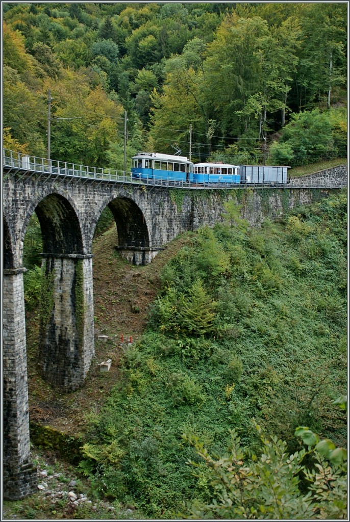 Der B-C TL GmP erreicht das Viadukt Baie de Clarens. 
6. Okt. 2013