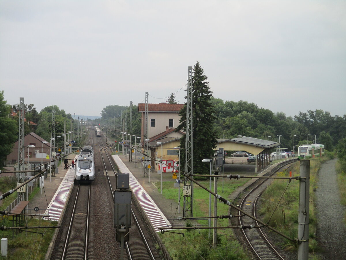 Der Bahnhof Fröttstädt,am 31.August 2021,mit der Hauptstrecke Eisenach-Halle/Leipzig rechts und der Nebenstrecke nach Friedrichroda.