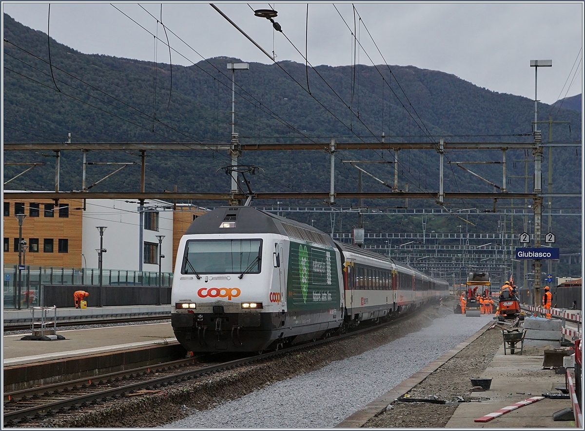 Der Bahnhof von Giubiasco wird für den Anschluss des Monte-Ceneri Basis-Tunnel umgebaut, und so will die SBB Re 460 001-1 Coop-Pro Natura mit ihrem IC nach Zürich nicht so recht in die staubige Baulandschaft passen.
 1. Okt. 2018