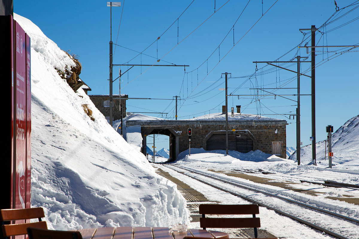 Der Bahnhof Ospizio Bernina (Bernina Hospiz) am 18.02.2017, Blickrichtung Sden. Links die Durchfahrt weiter in Richtung Alp Grm, rechts die Remise mit Drehscheibe fr die Schneeschleuder. 