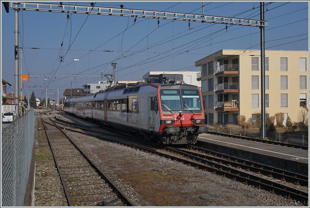 Der Bahnhof von Sugiez ist noch einer der wenigen nicht modernisierten GFM/TPF Stationen, wobei die Arbeiten zum Umbau wohl nicht mehr lange auf sich warten lassen. Im Bild ein SBB Domino auf dem Weg nach Romont. 

9. März 2022