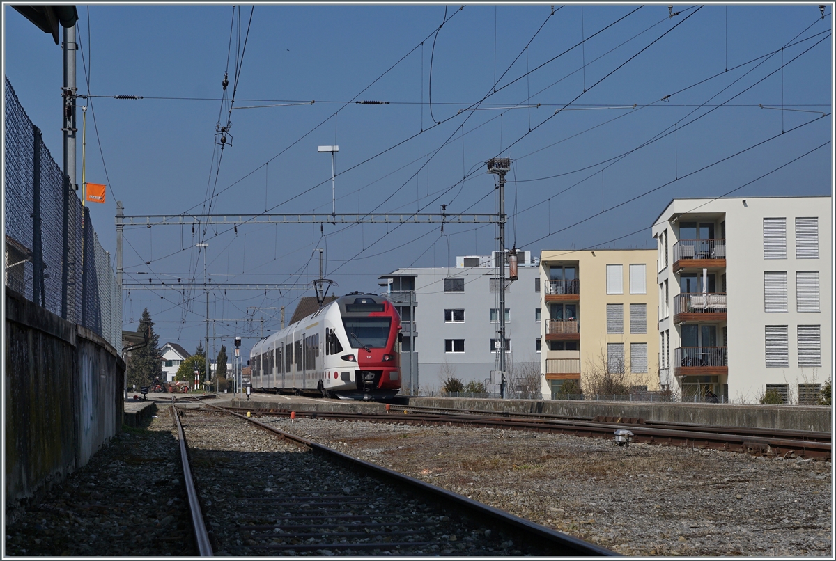 Der Bahnhof von Sugiez zeigt sich noch in der ursprünglichen Landbahnhofambiente, etliche Profilstangen deuten jedoch darauf hin, dass hier bald moderne Zeiten anbrechen werden. 

9. März 2022