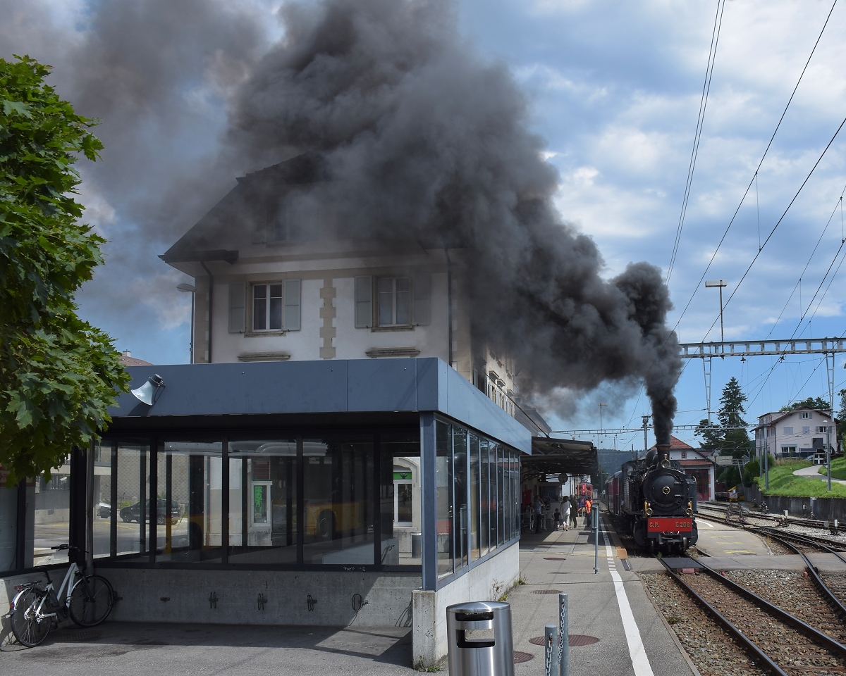 Der Bahnhof Tramelan wird gründlich geräuchert. Die portugiesische E 206 hat die Stinkerei aus der Heimat nicht verlernt und verqualmt die saubere Schweiz. Die raue Gegend der Freiberge erschüttert aber so schnell nichts. Immerhin ist der folgende Anstieg auf das Hochplateau recht heftig. August 2019.