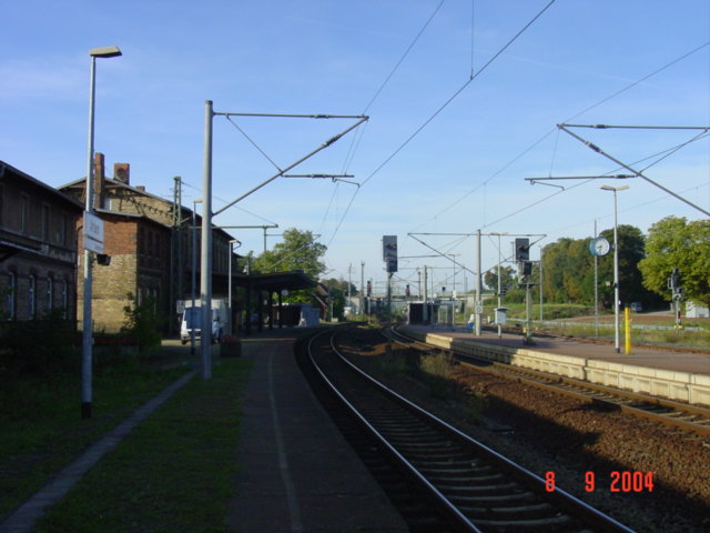 Der Bahnsteig 1 in Artern am 08.09.2004. (Foto: Carsten Klinger)
